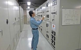 大型商業施設の電気設備日常点検作業