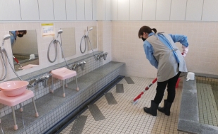 構内保育園の浴室清掃作業
